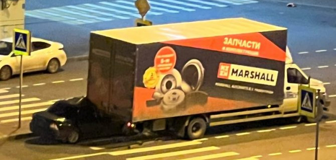 На Обводном канале легковушка влетела под грузовик