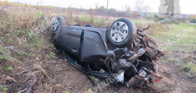 При опрокидывании автомобиля в Ярославской области погибли два человека
