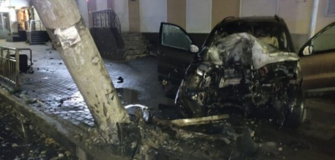 В Воронеже иномарка врезалась в столб – пострадали четыре человека