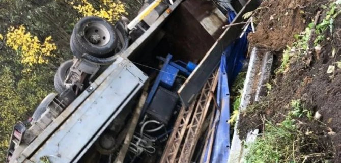 В Ленобласти опрокинулся грузовик