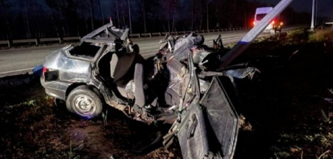 В Тюмени ВАЗ врезался в столб – погибли трое