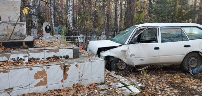 В Новосибирске водитель врезался в памятник и погиб
