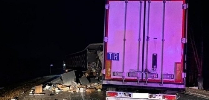 Два человека погибли в ДТП с грузовиками в Новосибирской области