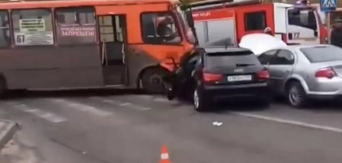 В ДТП с маршруткой в Нижнем Новгороде пострадали два человека