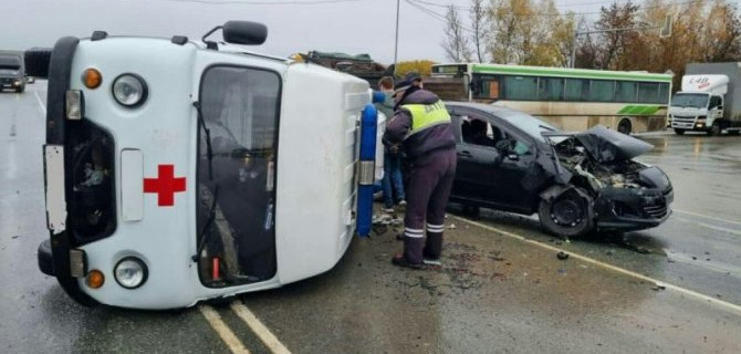 Двое взрослых и двое детей пострадали в ДТП со «скорой» в Саратове