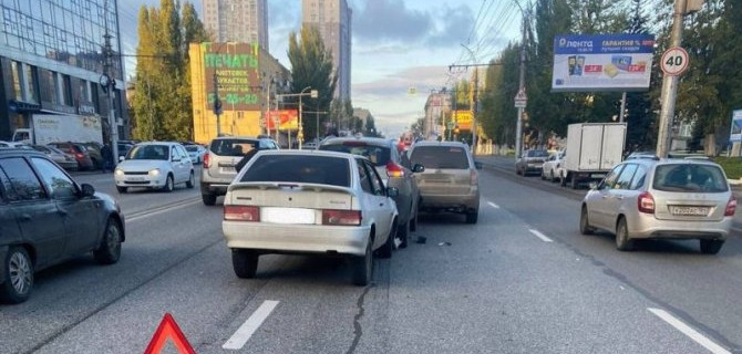 В ДТП в Саратове пострадала 27-летняя пассажирка ВАЗа