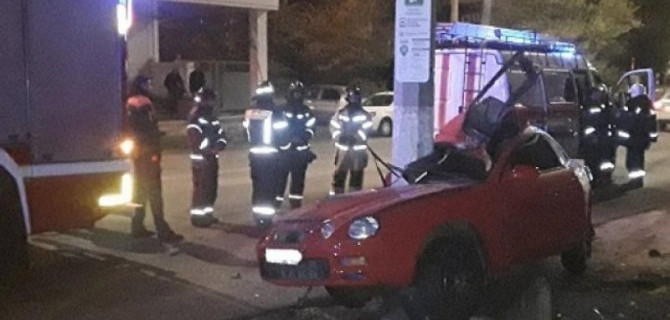 В Белгороде автомобиль врезался в столб – водитель погиб