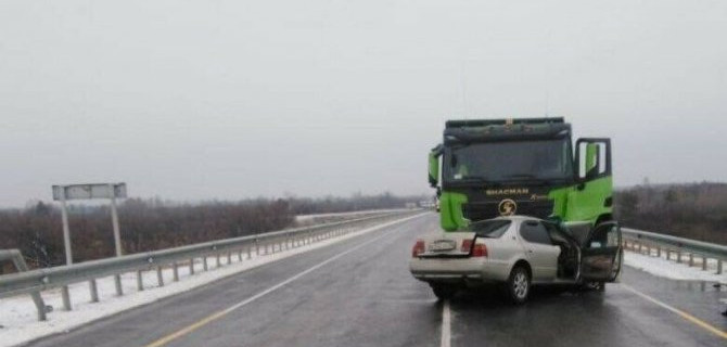В ДТП с грузовиком в Амурской области пострадал водитель легковушки