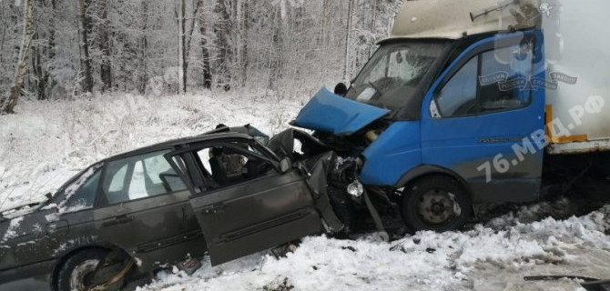 В лобовом столкновении иномарки и "Газели" под Ярославлем пострадали четверо