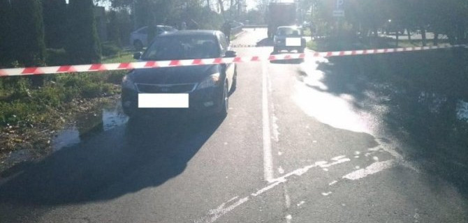 На Ставрополье рабочий, спрыгнувший с мусоровоза, был сбит двумя автомобилями подряд