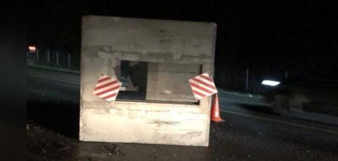 Огромный бетонный куб повредил три машины на трассе «Дон»