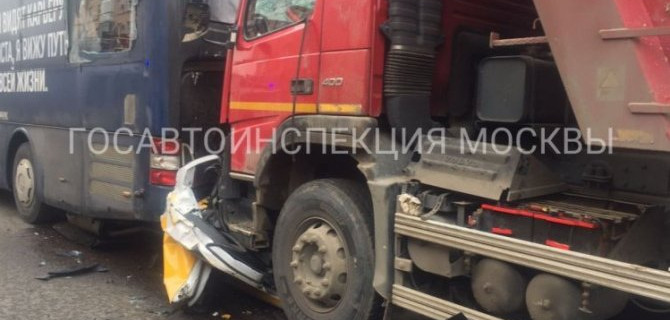Грузовик смял такси в центре Москвы. Погибли двое