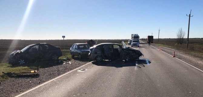В ДТП с участием четырех автомобилей в Крыму пострадали шесть человек, один погиб