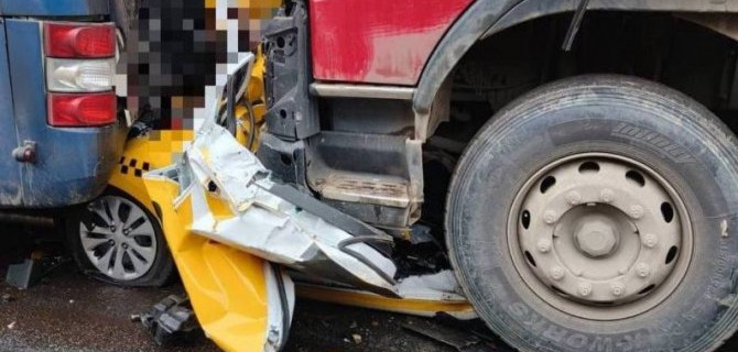 Задержан предполагаемый виновник смертельного ДТП с грузовиком и такси в центре Москвы 