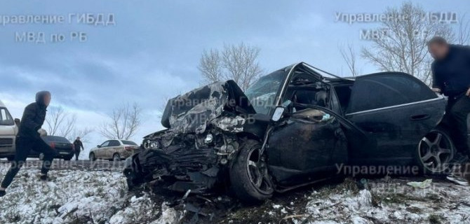 В результате лобового ДТП в Башкирии один человек погиб, госпитализированы четверо. Среди пострадавших - двухмесячный ребенок