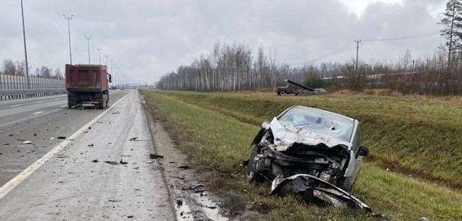 Легковушка и грузовик столкнулись на Киевском шоссе в Ленобласти, пострадали женщина и ребенок