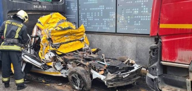 Водитель грузовика, раздавившего такси в Москве, отправлен под арест