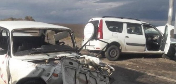 В лобовом столкновении «Ларгуса» и «семерки» на трассе «Кавказ» один человек погиб, трое пострадали