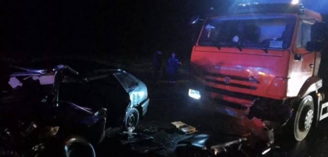 В Татарстане КамАЗ врезался в ВАЗ, стоявший на дороге после ДТП, один человек погиб