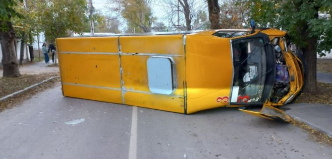 В Керчи в результате ДТП опрокинулся автобус. Количество пострадавших уточняется