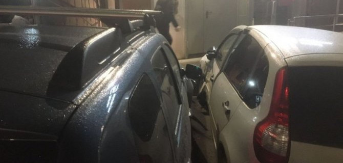 В Саратове машины после столкновения вылетели на тротуар, пострадали четверо пешеходов, в том числе двое детей