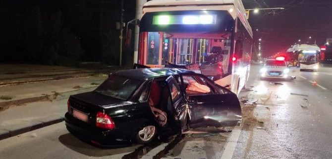 В Волгограде «Приора» на встречке столкнулась с троллейбусом, погибли двое