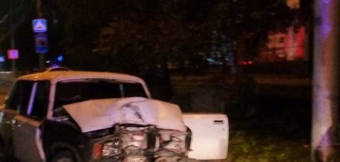 В Ставрополе юный водитель, лишенный прав, врезался на "семерке" в опору ЛЭП, пострадали четверо