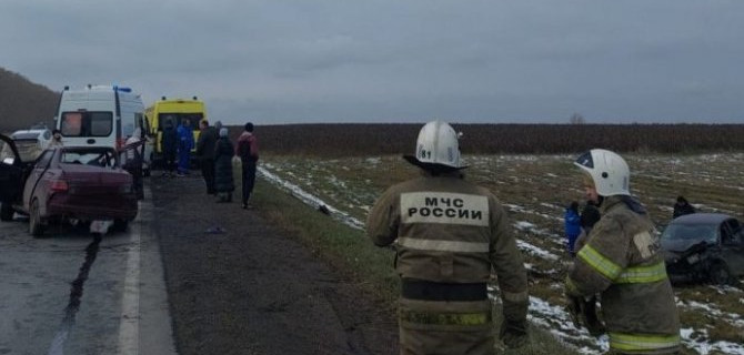 В ДТП на трассе в Башкирии погибла женщина, еще трое - в том числе два подростка - получили травмы