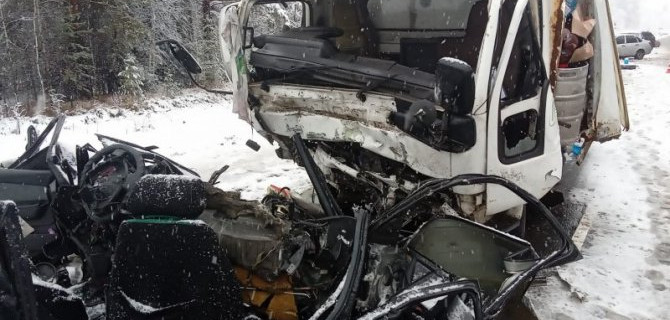 В лобовом столкновении иномарки и грузовика на трассе Курган - Тюмень погибли трое