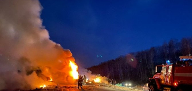 Две фуры столкнулись и загорелись на трассе в Новосибирской области. В ДТП погибла женщина