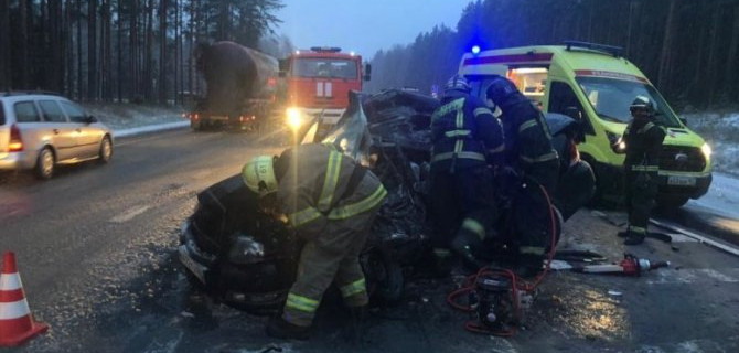 Грузовик и иномарка столкнулись на трассе в Ленобласти. Погибли две женщины, пострадал ребенок