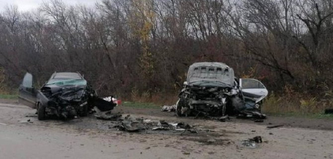 В лобовом ДТП на трассе Новочеркасск - Каменоломни погибли двое, пострадали четверо. Среди пострадавших - двое детей