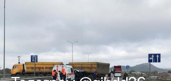 В столкновении КамАЗа и минивэна на трассе «Кавказ» пострадал человек