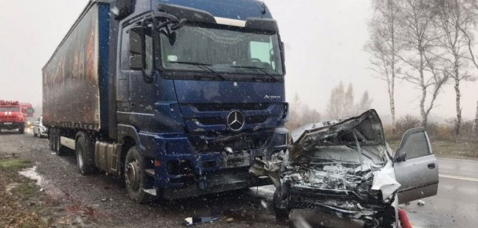 Два человека погибли, трое пострадали в ДТП с грузовиком и легковым авто в Рязанской области