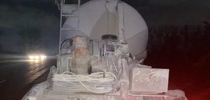 ВАЗ и бетономешалка столкнулись на трассе в Ставропольском крае