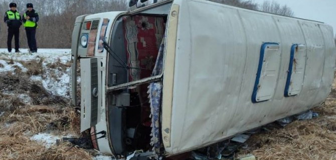 Рейсовый автобус опрокинулся в Новосибирской области, погибла 7-летняя девочка