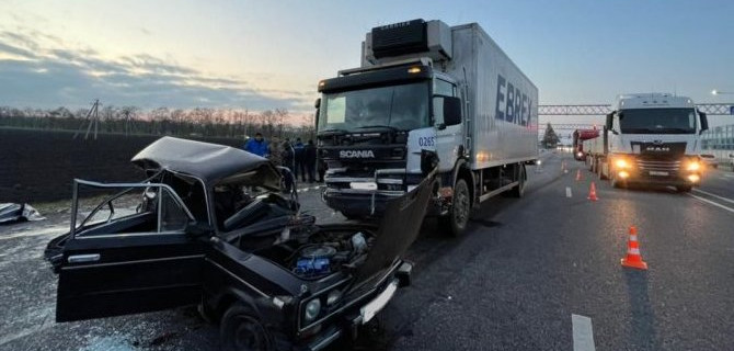 Двое взрослых и подросток погибли в результате ДТП с фурой в Краснодарском крае