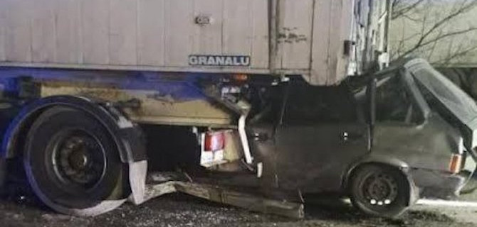 В Воронежской области «девятка» въехала в фуру, водитель погиб