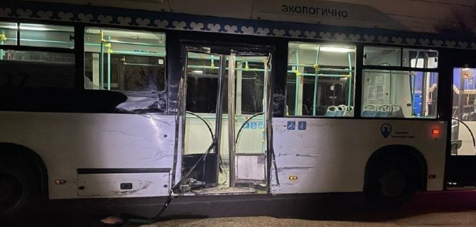 Маршрутный автобус и фура столкнулись в Стерлитамаке, пострадали двое