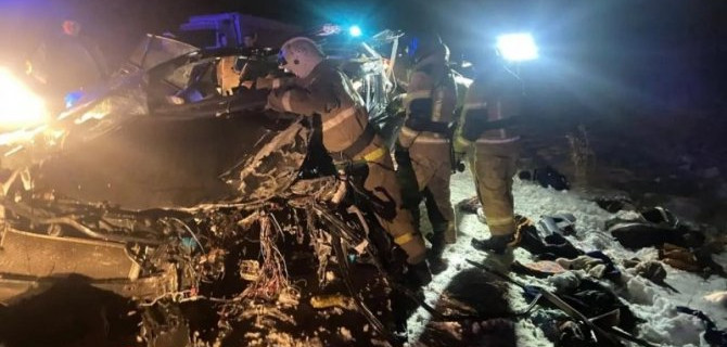 Под Челябинском столкнулись минивэн и грузовик. Погибли двое, среди пострадавших - трое детей