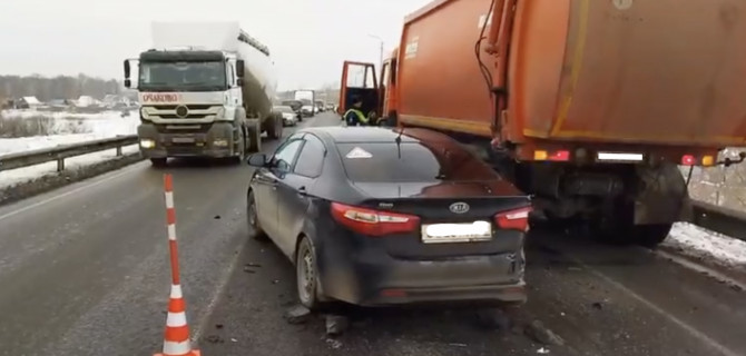 ДТП с участием автобуса, мусоровоза и двух легковушек частично ограничило движение на трассе в Тюменской области