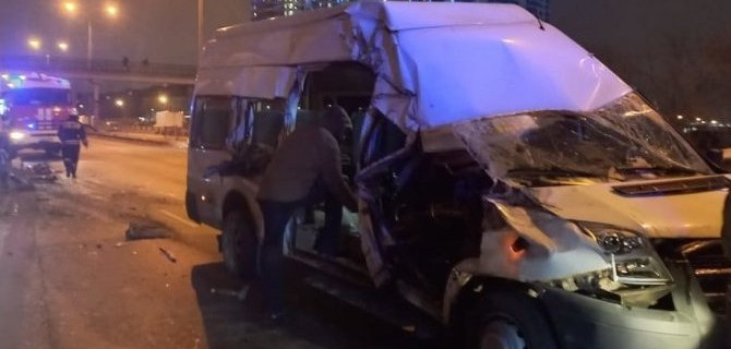 В Екатеринбурге маршрутка столкнулась с грузовиком, пострадали пассажиры