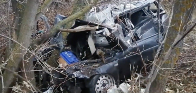 В Ульяновской области ВАЗ после столкновения с комбайном вылетел в кювет, один человек погиб