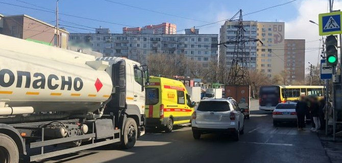 Пенсионерка погибла под колесами бензовоза во Владивостоке