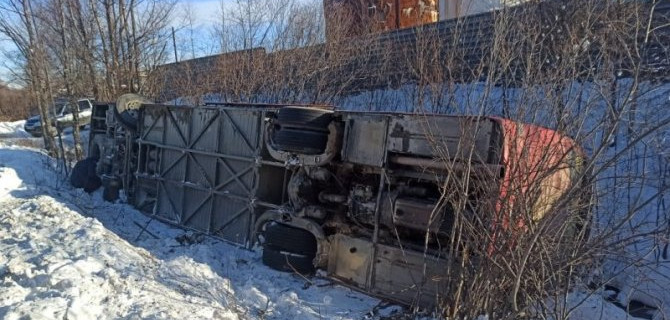 В Магаданской области опрокинулся рейсовый автобус, пострадали три пассажира