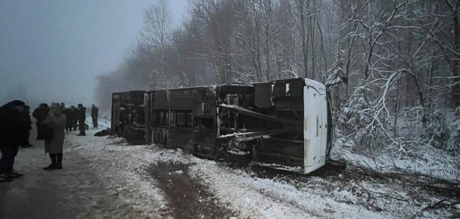 Автобус с вахтовиками опрокинулся в Пермском крае, госпитализированы четверо