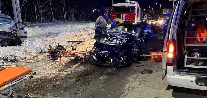 В Петропавловске-Камчатском столкнулись «Субару» и «Тойота»: один водитель погиб, второй в реанимации