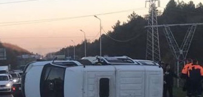 В Пятигорске в результате ДТП опрокинулась маршрутка с пассажирами