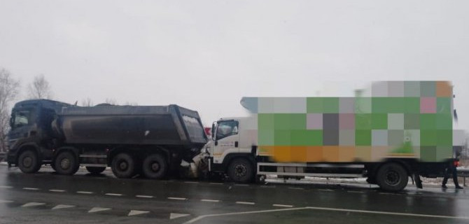 В Новосибирской области «тойоту» смяло между двумя грузовиками, погибли два человека