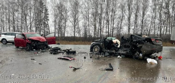На трассе в Башкирии столкнулись три автомобиля: один человек погиб, 5 пострадали